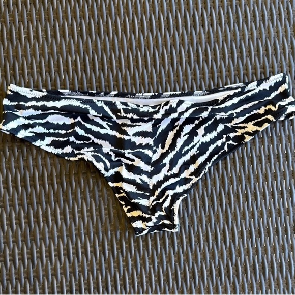 Victoria’s Secret Zebra Print Cheeky Hipster Bikini Bottom Size S NWOT black - Picture 4 of 5